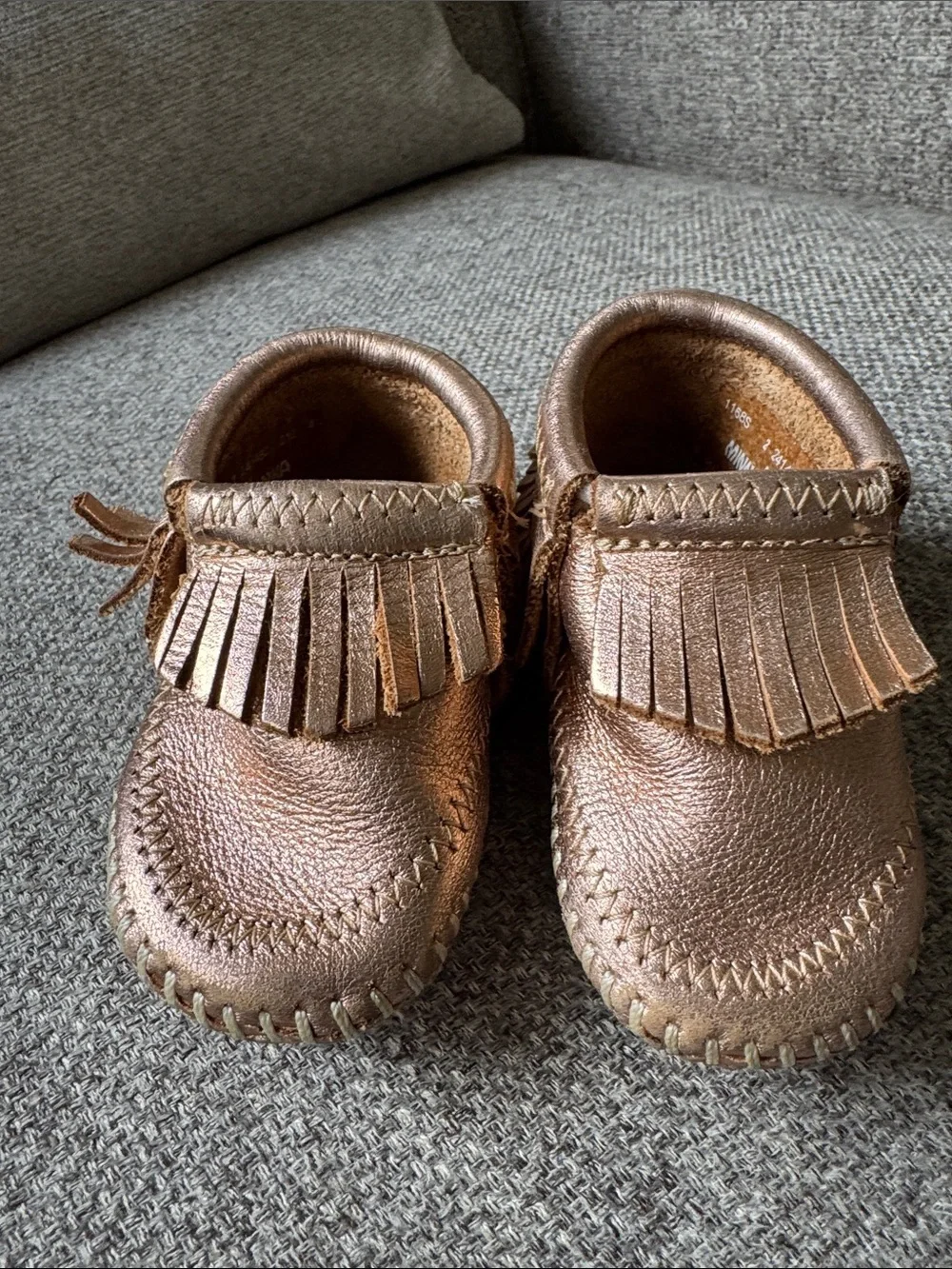 Minnetonka infant Metallic Rose Gold Fringe Moccasin Slip-On shoes size 2